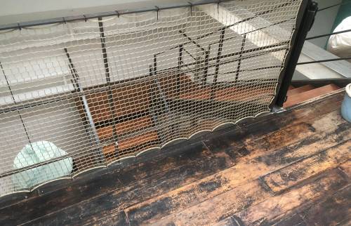  Garde corps sécurisé avec un filet