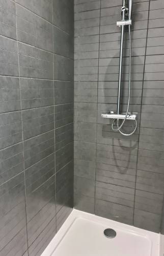 zoom sur habillage carrelage et béton ciré pour SDE complémentaire sur Argol (29560)