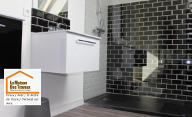 Salle de bain moderne avec carrelage métro noir brillant pour un style élégant et intemporel.