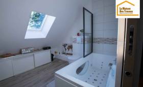 alle de bain sous comble avec baignoire remous