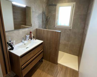 salle de bains petite et moderne 