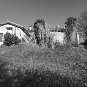 Extension avec terrasse dans la pente à Francheville par Anne Rose BOUYER