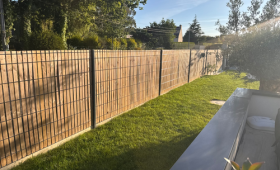 Une clôture bois esthétique et fonctionnelle pour délimiter la propriété tout en préservant l’intimité des clients.