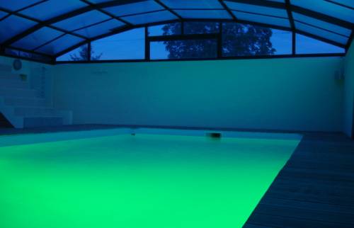 Vue de la piscine éclairée