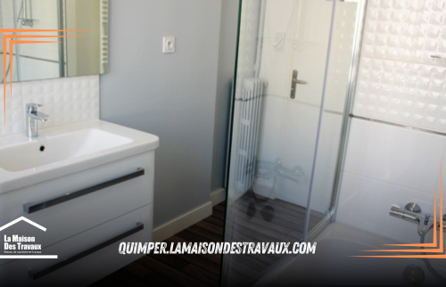 Rénovation complète de la salle de bain avec carrelage imitation bois