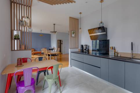 Lyon (69005) : Réalisation d'une cuisine ouverte sur le séjour avec claustra sur mesure