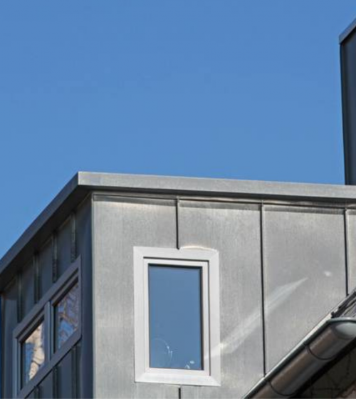 Surélévation de maison réalisée près de Quimper : création d’un nouvel étage pour gagner de l’espace sans empiéter sur le terrain. Un projet accompagné par Lucie Pouliquen, courtière en travaux.