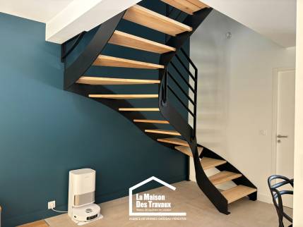 Escalier moderne dans un salon bleu canard