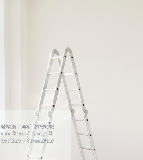 Une pièce en préparation, avec des murs soigneusement poncés et prêts à être peints.  