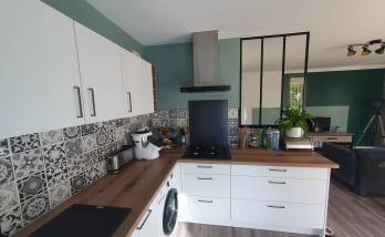 Cuisine rénovée à Bruz avec plan de travail spacieux