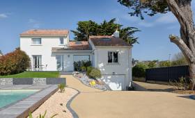 Vue de la maison et des extérieurs après rénovation.