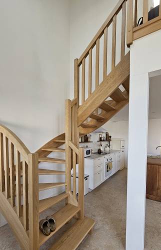 Escalier hêtre massif au 1/4 tournant pour accès à l'étage du loft sur Meaux (77100)