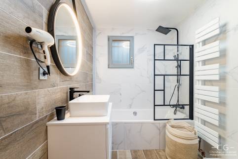 Carrelage de salle de bain effet bois