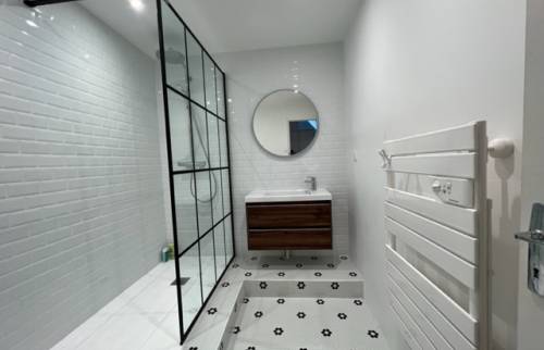 Le meuble de salle de bain suspendu avec ses deux tiroirs pratiques