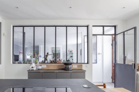 Verrières d'atelier pour une cuisine de charme, maison rénovée dans la région de Lyon