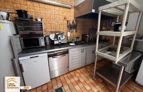 rénovation cuisine professionnelle Megève, carrelage cuisine restaurant, artisan rénovation locaux Megève, faïence hygiénique cuisine, courtier travaux Chamonix Mont-Blanc