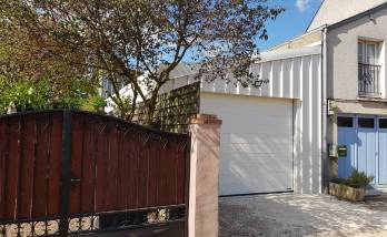 Côté de l'extension de maison, garage en bac acier