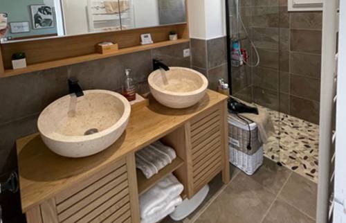 La salle d'eau avec sa douche