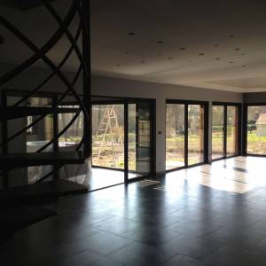 Villa en bois à Sury-près-Léré (18) - Salle à manger avec vue sur le jardin 
