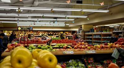 Des rayonnages qui mettent valeur les produits dans ce commerce de Caen