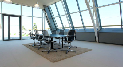 Baies vitrées dans une salle de réunion