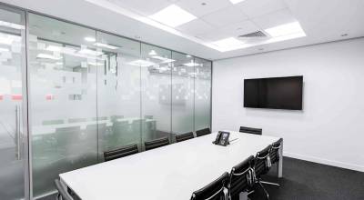 Eclairage encastré dans le faux plafond d'une salle de réunion