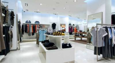 Faux plafond dans une boutique à Caen (Calvados)