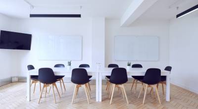 Salle de réunion lumineuse pour cette société du Chesnay