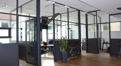 Installer des vitres pour cloisonner les espaces de son entreprise à Paris 