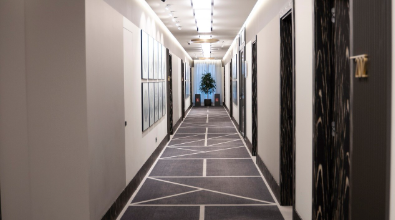 Moderniser les couloirs d’hôtel : éclairage, moquette et signalétique