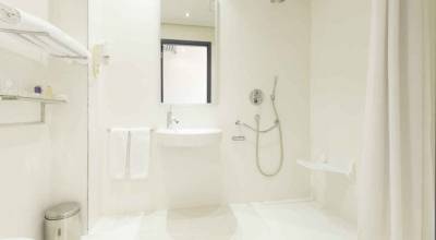 Norme d'accessibilité dans un salle de bain d'hôtel