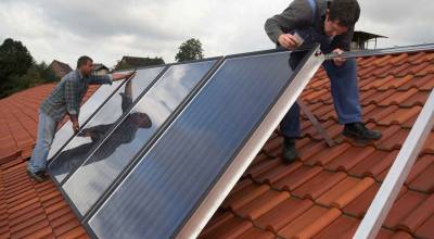 Installation de panneaux solaires sur un hôtel