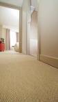 Sol en sisal dans un couloir