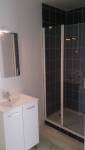 Rénovation d'une petite salle de bain en faïence avec douche  à l'italienne à Nantes (44)