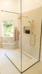 Une douche à l'italienne dans une salle d'eau moderne