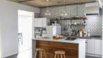 cuisine tendance en bois avec un carrelage blanc