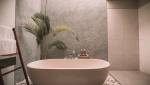 Une salle de bain avec un mur en pierre