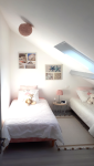 Petite chambre pour enfants sous combles