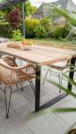 Coin repas sur une terrasse moderne
