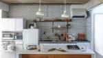 cuisine tendance en bois avec un carrelage blanc
