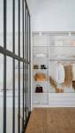 Un dressing dans une entrée avec verrière