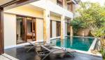 Une piscine dans un petit jardin 