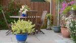 Petite terrasse pierre pour un coin salon dans son jardin 