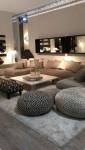 Disposition de divers poufs pour un espace cocooning