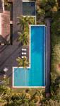 Une piscine spacieuse en L 