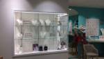 Installation de vitrine dans un commerce à Deauville