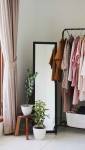 Un dressing ouvert près d'une entrée