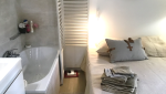 Salle de bain privative ouverte dans la chambre