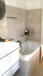 Salle de bain privative ouverte dans la chambre