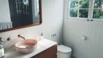 Une salle de bain aux normes avec meuble vasque design 